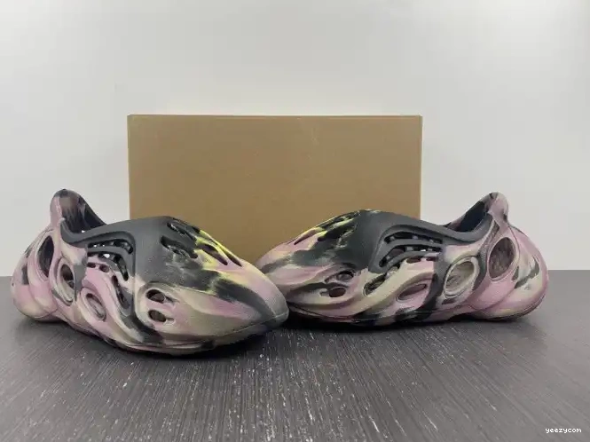 Adidas RNR Foam MX IG9562 Yeezy Carbon 0429